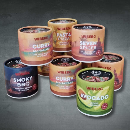Mehrere bedruckte Gewürzdosen als Messe-Werbeartikel mit WIBERG Firmenlogo und Sorten wie Curry, BBQ, Avocado und Seven Spices vor neutralem Hintergrund fotografiert Mehrere bedruckte Gewürzdosen als Messe-Werbeartikel mit WIBERG Firmenlogo und Sorten wie Curry, BBQ, Avocado und Seven Spices vor neutralem Hintergrund fotografiert