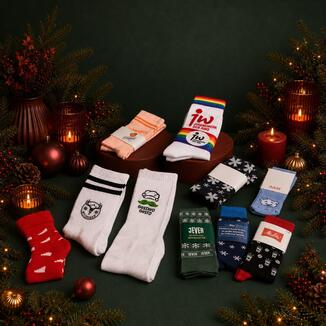Werbe-Logo-Socken mit individuellem Logo in weihnachtlichem Ambiente