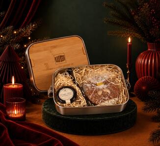 Ein festliches Geschenkset mit Genuss- und Pflegeprodukten für Kunden und Mitarbeitende Festliches Geschenkset in der Edelstahl Lunchbox als Weihnachtsgeschenk mit Gewürzmühlen, Schafmilchseife, Taschenmesser und Holzdeckel