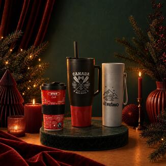 Zwei individuell bedruckte Mehrwegbecher, ein weißer Porzellan Coffee-to-go-Becher und ein aprikotfarbiger Thermosbecher aus Edelstahl, eine Geschenkidee zum Fest