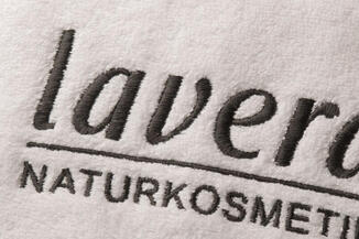 Duschtuch mit Stickerei als Werbeanbringung.