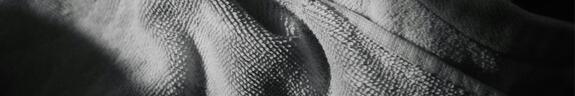 Detailaufnahme Handtuchstruktur in grau und schwarz Detailaufnahme Handtuchstruktur in grau und schwarz