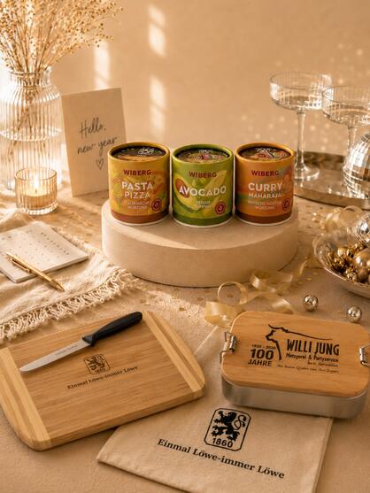 Kleine individualisierte Neujahrsgeschenke für Kunden: Gewürze, Lunchbox und Bambus-Schneidebrett mit Logo, verpackt in wiederverwendbarem Baumwollbeutel. Kleine individualisierte Neujahrsgeschenke für Kunden: Gewürze, Lunchbox und Bambus-Schneidebrett mit Logo, verpackt in wiederverwendbarem Baumwollbeutel.