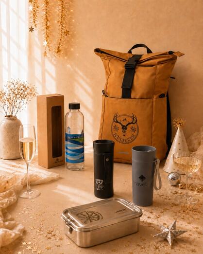 Neujahrsgeschenke für Mitarbeiter: individuell veredelter Rucksack, Trinkflasche, Thermobecher und Lunchbox als praktische Begleiter für Freizeit, Ausflüge und Erholung im neuen Jahr. Neujahrsgeschenke für Mitarbeiter: individuell veredelter Rucksack, Trinkflasche, Thermobecher und Lunchbox als praktische Begleiter für Freizeit, Ausflüge und Erholung im neuen Jahr.