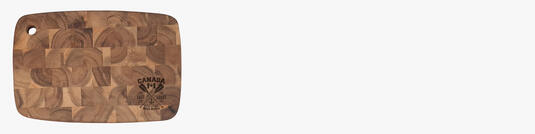Holzschneidebrett aus Akazienholz mit Logo-Lasergravur veredelt, auf neutralem Hintergrund fotografiert