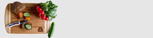 Holzschneidebrett aus Bambus mit Logo-Lasergravur Deuter auf neutralem Hintergrund fotografiert