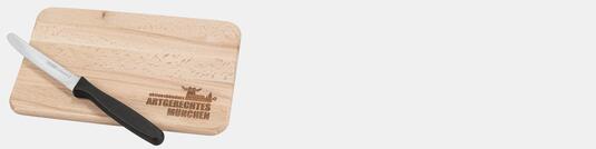 Holzschneidebrett aus Buchenholz mit Logo Lasergravur "Aktionsbündnis Artgerechtes München" auf neutralem Hintergrund