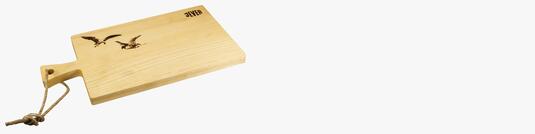 Holzschneidebrett aus Eschenholz mit Griff und Aufhängekordel, mit inidvidueller Logo-Lasergravur der Marke Jever auf neutralem Hintergrund fotografiert