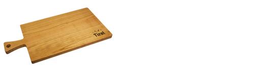 Holzschneidebrett aus Kirschholz mit inidviduellem Branding Tirol auf neutralem Hintergrund fotografiert