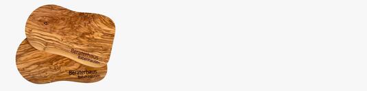 Holzschneidebrett aus Olivenholz mit Logo-Lasergravur Beraterhaus Babenhausen auf neutralem Hintergrund fotografiert