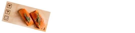 Holzschneidebrett aus Zedernholz mit Logo-Lasergravur und zwei Stück Lachsfilet belegt auf neutralem Hintergrund fotografiert