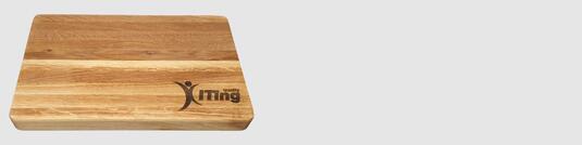 Holzschneidebrett aus Eichenholz mit Logo-Lasergravur ITing quality auf neutralem Hintergrund fotografiert