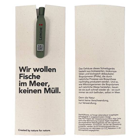 Nachhaltiger Kugelschreiber in olivgrüner Farbe, präsentiert in einer naturfarbenen Kartonverpackung mit der Aufschrift „Wir wollen Fische im Meer, keinen Müll.“ Daneben steht ein erklärender Text, der die umweltfreundlichen Materialien beschreibt: Das Gehäuse besteht aus biobasierten, biologisch abbaubaren Biopolymeren. Die Verpackung ist schlicht, natürlich und betont den ökologischen Anspruch des Produkts.