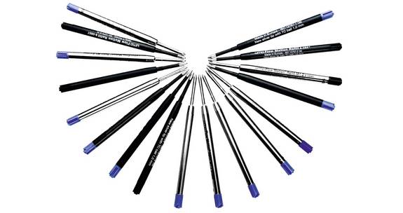 Kreisförmig angeordnete Kugelschreiber-Minen mit blauen Kappen und silbernen Spitzen auf weißem Hintergrund