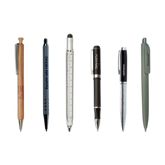 Sechs verschiedene Kugelschreiber stehen nebeneinander auf weißem Hintergrund. Sie bestehen aus unterschiedlichen Materialien: Holz, Kunststoff, Metall und Kombinationen aus Metall und Kunststoff. Jeder Stift hat eine eigene Form, Farbe und Oberfläche.