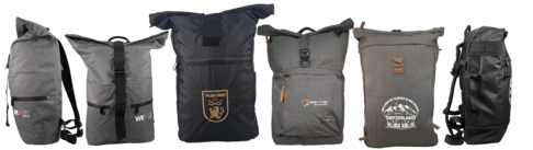 Sechs Rucksäcke in verschiedenen Grautönen und Schwarz stehen nebeneinander. Die Modelle haben alle eine Rolltop-Öffnung mit Schnallen- oder Klettverschluss. Manche zeigen Logos oder Schriftzüge auf der Vorderseite, andere sind seitlich oder von hinten zu sehen. Die Designs wirken modern und funktional, teils mit zusätzlichen Reißverschlüssen oder Tragegurten.