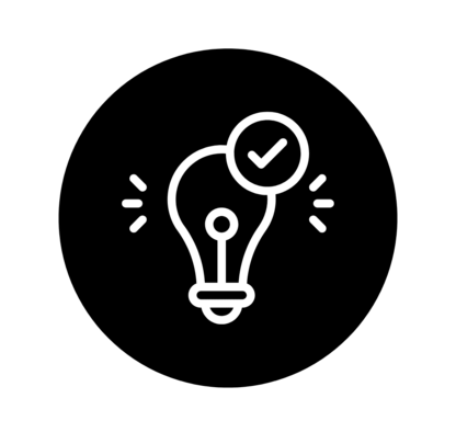 Symbol einer Glühbirne mit Häkchen und Lichtstrahlen, in Weiß auf grauem Kreis.