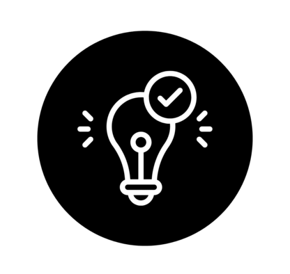 Symbol einer Glühbirne mit Häkchen und Lichtstrahlen, in Weiß auf grauem Kreis.