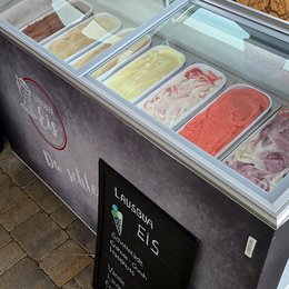 hochwertiges Eis in verschiedenen Sorten von "Lausbua" aus Dietramszell gab es für Klein und Groß.