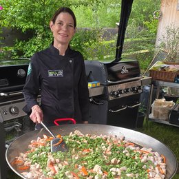 Bettina Licht von "Grill it like a Girl" an der Wok-Pfanne.