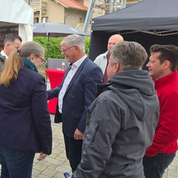 Nette Begrüßung am Morgen unter den Ausstellern.