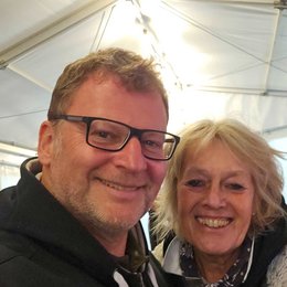 Stefan Lerche und Dagmar Kornhaas feiern an diesem Tag ihre langjährige Geschäftsbeziehung.