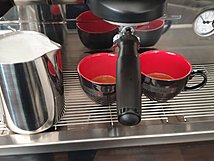 Die zweigruppige italienische Profi-Kaffeemaschine lässt Mitarbeiterherzen höher schlagen