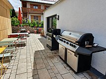 Der Außenbereich besticht durch mehrere Profi-Grills, die bei unseren hauseigenen Profi BBQ & Grillkursen zum Einsatz kommen