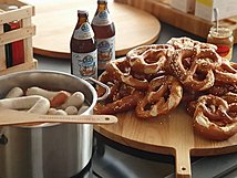 Die vollausgestattete Profi-Küche ist das Herz des Hauses - hier gibt's auch mal ein bayerisches Weißwurstfrühstück