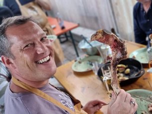 Nach getaner Arbeit werden die gemeinsam zubereiteten Speisen genossen