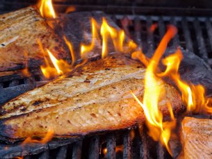 Lachs auf dem Zedernholzbrett