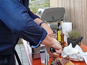 Gemeinsam werden verschiedenste Fleisch- & Gemüsesorten auf den Grill gelegt und natürlich auch gegessen