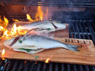 Fisch auf dem Zedernholz gegrillt - macht richtig Spaß & schmeckt unfassbar lecker