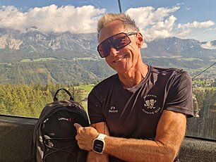 Der Deuter Rucksack mit Logostick von der Lerche: GmbH unterwegs in den Bergen