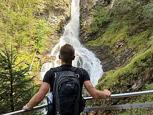 Der Deuter Rucksack mit Logostick von der Lerche: GmbH unterwegs in den Bergen