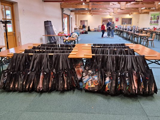 Lerche Aktionstaschen mit Werbedruck in Vorbereitung die die Teilnehmer des Blutspendelaufs 2024