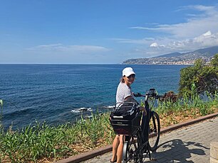 Der Shopper Basket mit Logo auf dem Radl unterwegs in San Remo, Italien