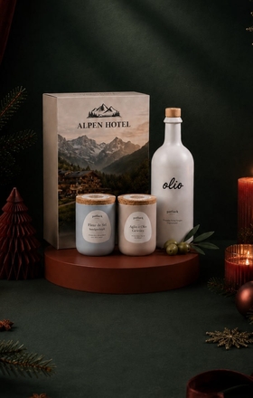 Individuell gestaltetes Potluck Geschenkset mit Olivenöl, zwei Gewürzdosen und Geschenkbox in weihnachtlicher Dekoration.