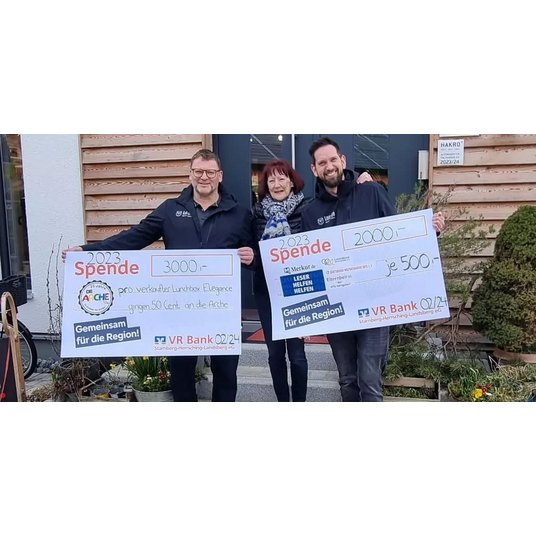 Scheckübergabe am Standort Königsdorf von Lerche: 