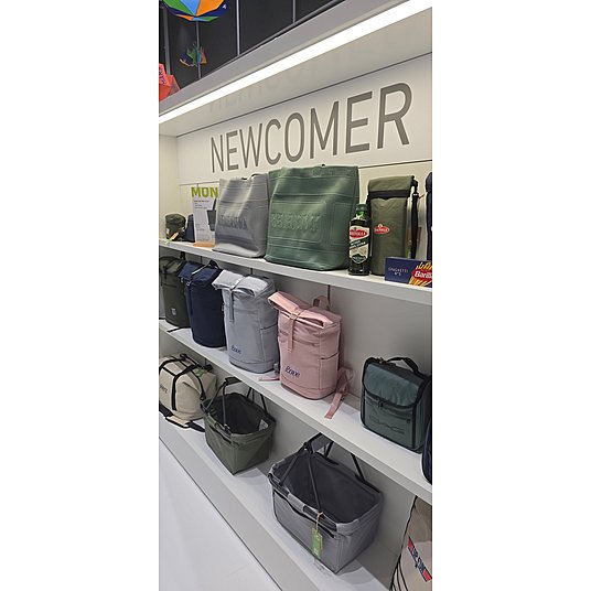 unser Premium-Markenhersteller HALFAR hat seine Newcomer in den neuen Trendfarben 2025 ausgestellt.