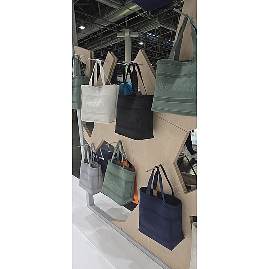 Der Sommer kommt bestimmt - hierzu gibt es die passenden Strandtaschen mit Logo in vielen modernen Farben!