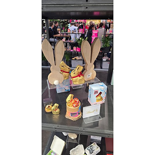 auch neue, saisonale Werbemittel für Ostern wurden vorgestellt, wie zum Beispiel Schoko-Osterhasen mit Lindt-Schokolade und Schoko-Ostereier in einer mit Logo bedruckten Eierverpackung