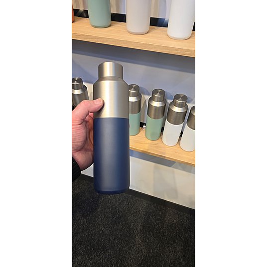 ein Klassiker neu designt - Hier wird Edelstahl mit einer deckenden Farbe passend zu Ihrer CI kombiniert. 