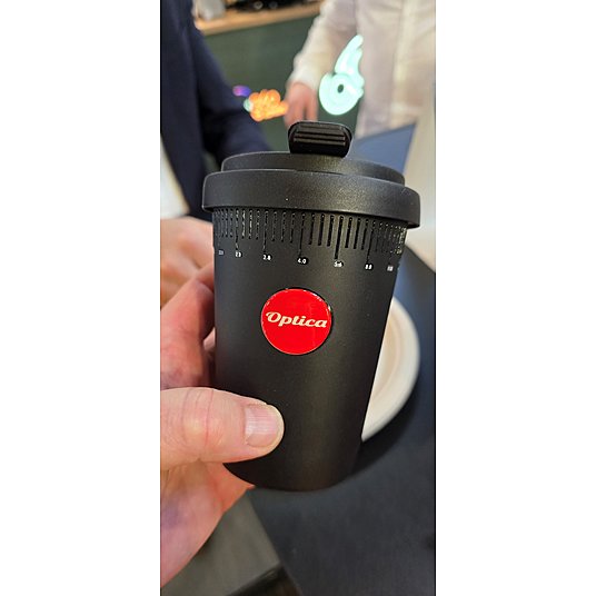 Ein toll umgesetztes Projekt für die Firma Oplica, passend zum Thema wurde hier die Brennweite als eingefärbte Gravur umgesetzt.