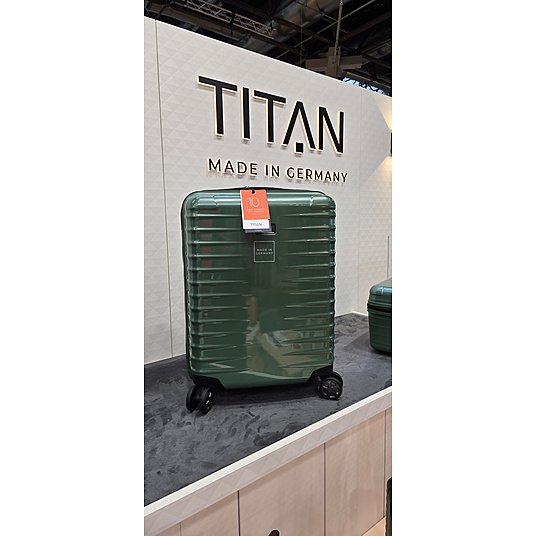 Auch die Firma "Titan" hat neue Koffer in der Trendfarbe 2025 in Waldgrün gelauncht.