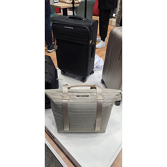 Der Hersteller "Travelite" hat ein neuen Weekender auf den Markt gebracht, der sich in eine Anzug/Kleidertasche verwandeln lässt.