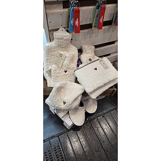 einer unserer wichtigsten Zuliefer hat ihre flauschigsten Produkte aus upcycling rPET Filz vorgestellt. 