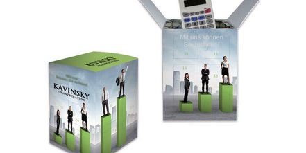 Bedruckter rechteckiger Adventskalender befüllt mit Taschenrechner