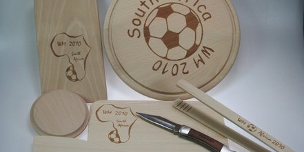 Brotzeitbretter aus Holz und Brotzeitmesser Fussball WM 2014 in Brasilien