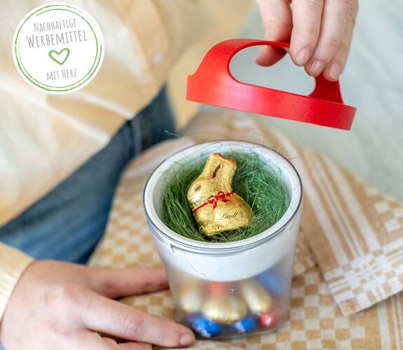 Individuell bedruckbarer Snackbecher mit Schokoeiern und Schokohasen